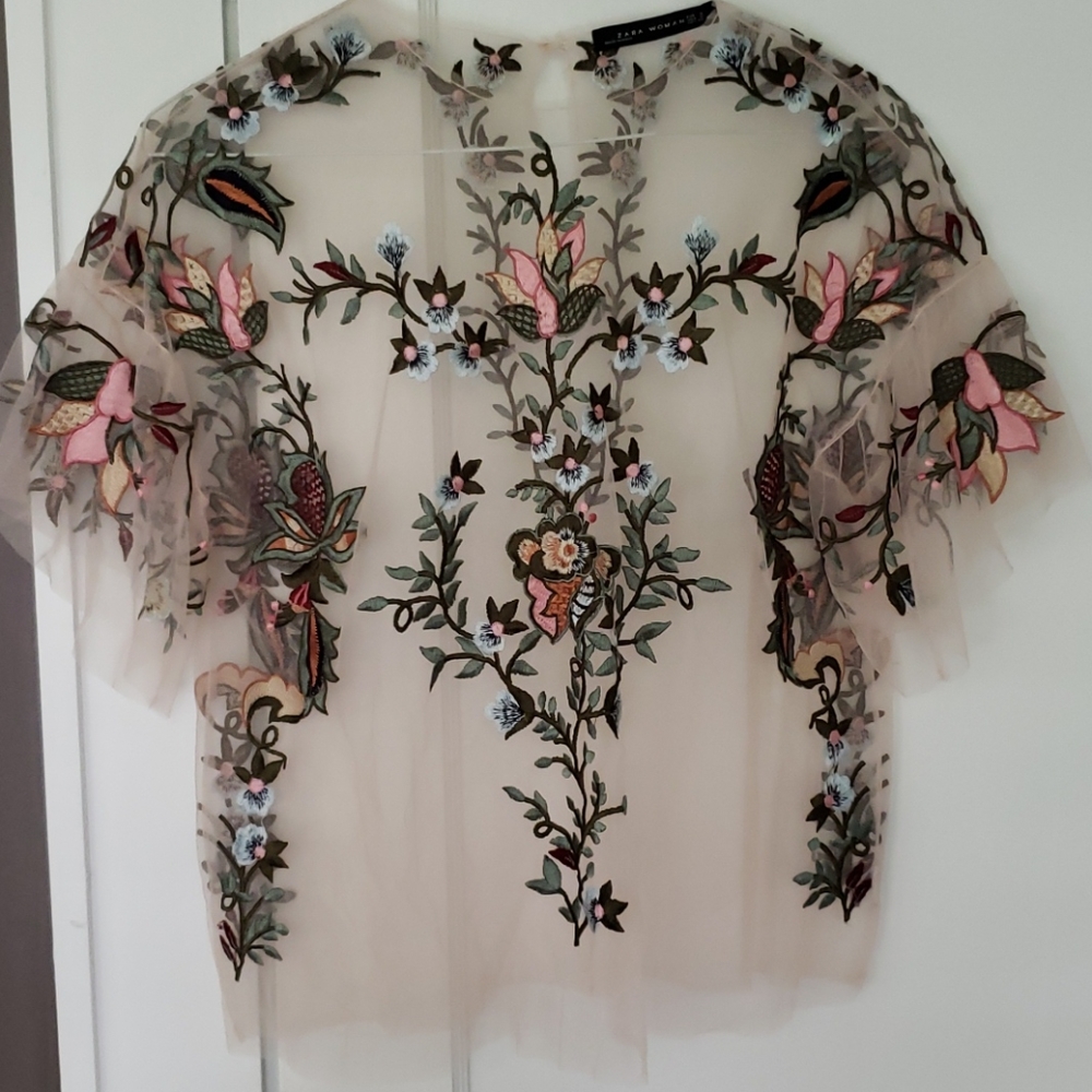 Beautiful embroidered floral Zara S top